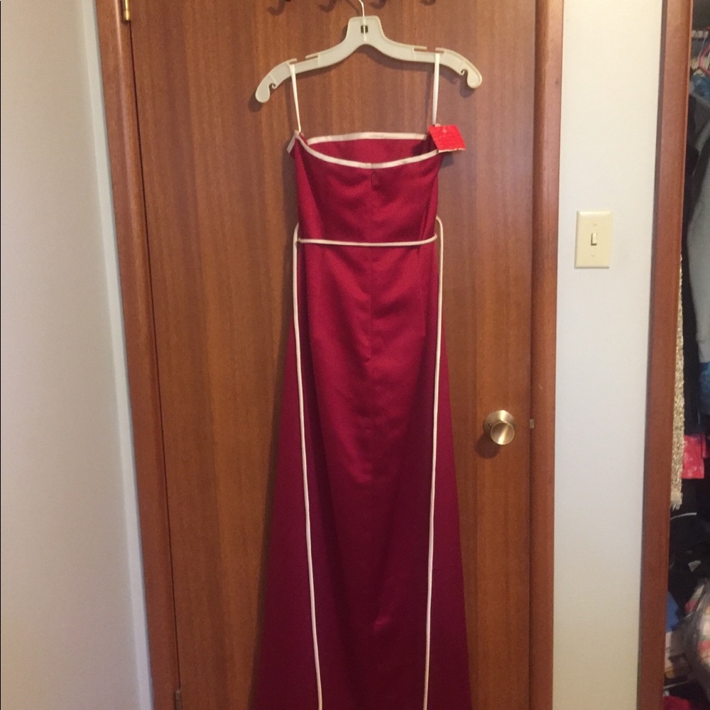 Red gown - Picture 3 of 5